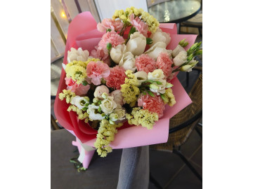 весенний букет с прекрасной статицей