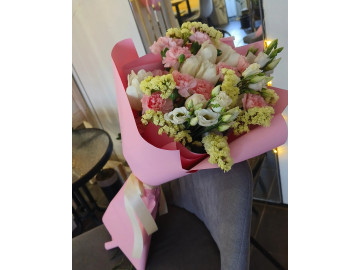 весенний букет с прекрасной статицей