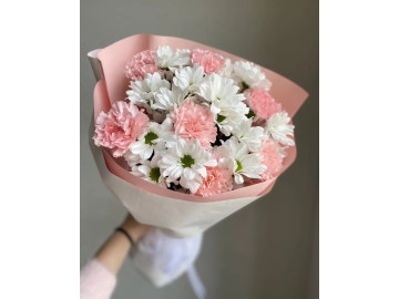 Нежный букет из диантусов и хризантемы