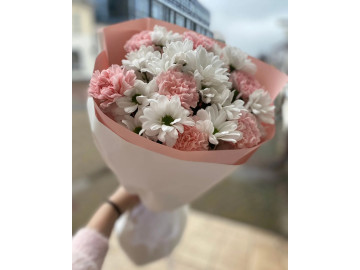 Нежный букет из диантусов и хризантемы